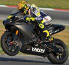Valentino Rossi sur sa R1 de SuperBike en pleine convalescence à Misano