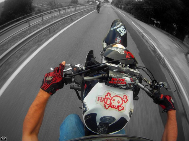 caméra embarquée sur la moto guiguistunt en plein freeride!