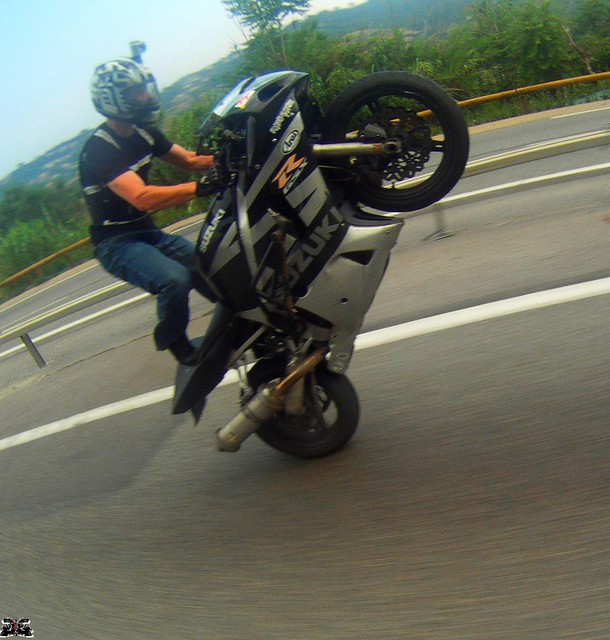 caméra embarquée sur la moto guiguistunt en plein freeride!