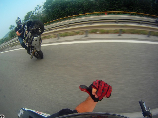 caméra embarquée sur la moto guiguistunt en plein freeride!