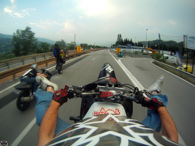 caméra embarquée sur la moto guiguistunt en plein freeride!