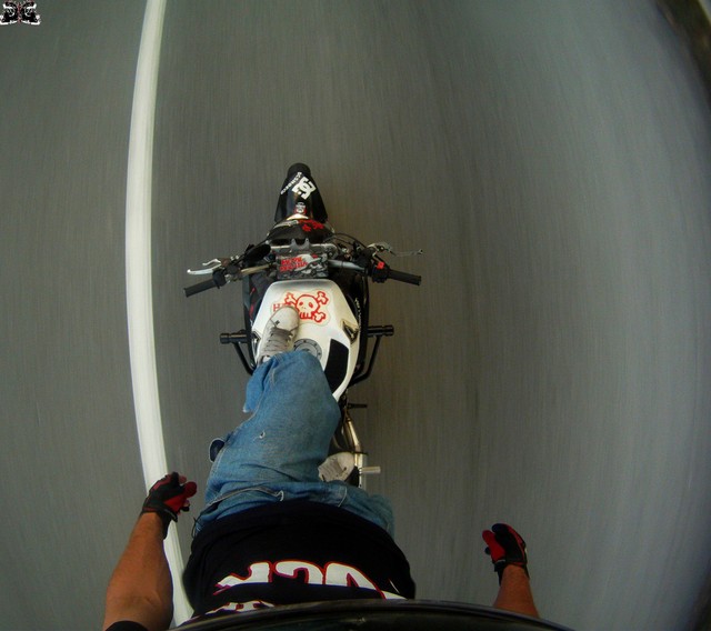 caméra embarquée sur la moto guiguistunt en plein freeride!