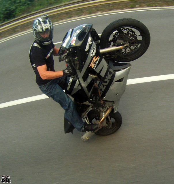caméra embarquée sur la moto guiguistunt en plein freeride!