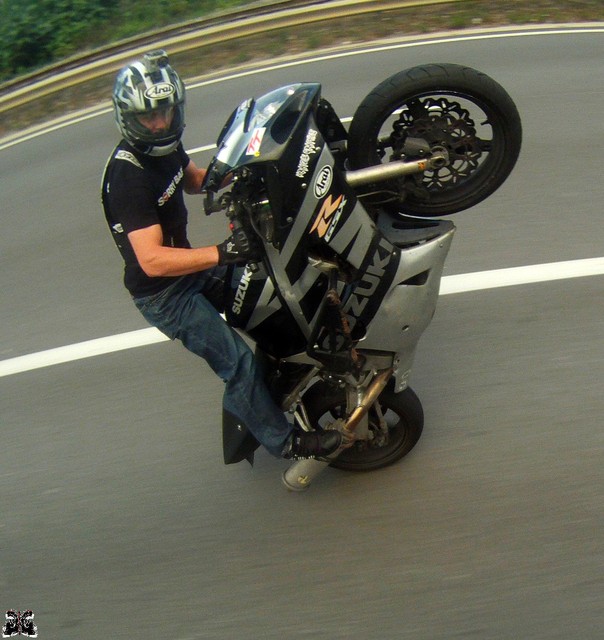 caméra embarquée sur la moto guiguistunt en plein freeride!