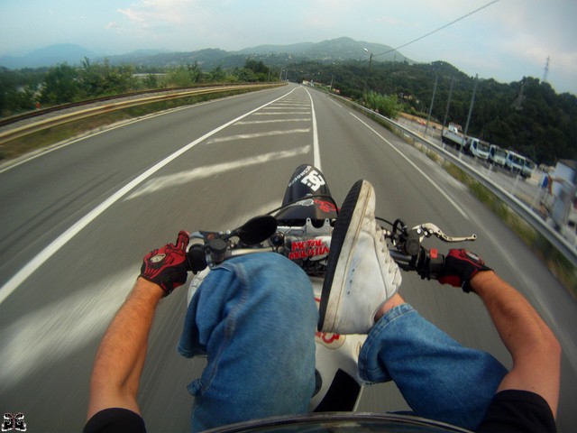 caméra embarquée sur la moto guiguistunt en plein freeride!