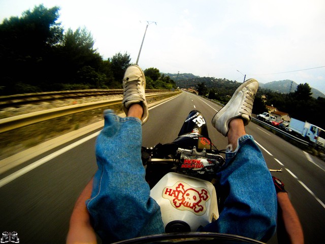 caméra embarquée sur la moto guiguistunt en plein freeride!