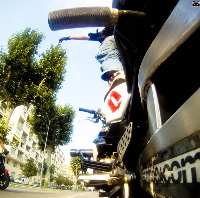 caméra embarquée sur la moto guiguistunt en plein freeride!