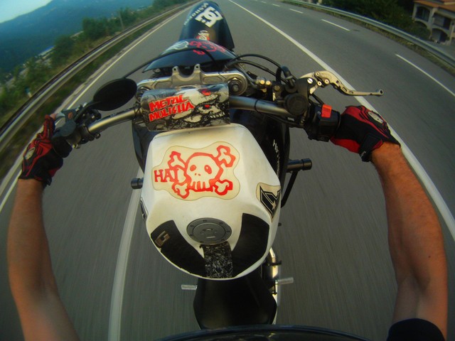 caméra embarquée sur la moto guiguistunt en plein freeride!