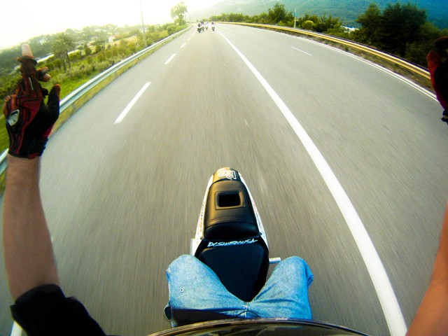 caméra embarquée sur la moto guiguistunt en plein freeride!