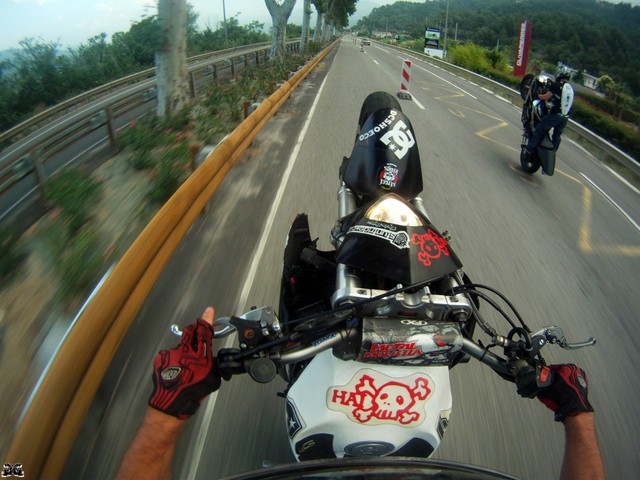 caméra embarquée sur la moto guiguistunt en plein freeride!