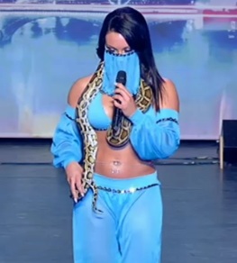 Priscillia Jones au début de son spectacle