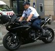 Un policier en R1... Sans casque! - MatC Bikes Blog Policier en service roule en R1 sans casque