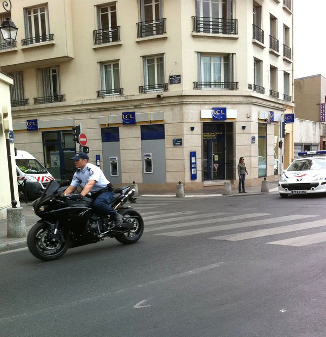 Scène d'un motard policier sans casque Scène d'un motard policier sans casque