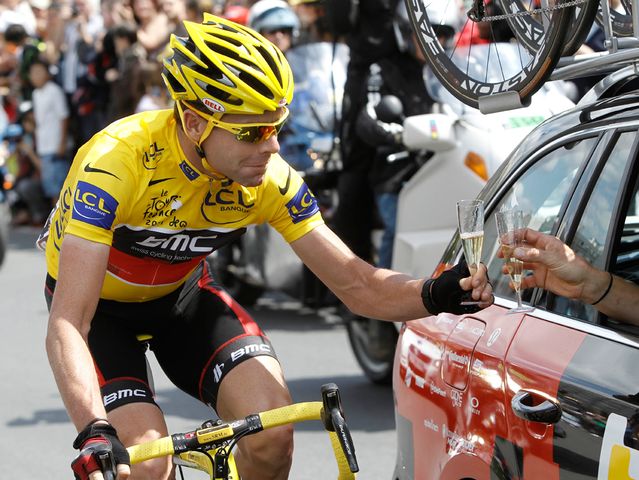 cycliste qui boit du champagne