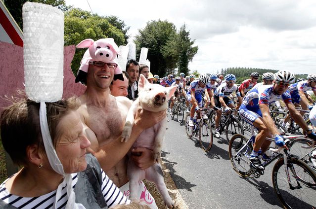 spectateurs déguisés en cochons