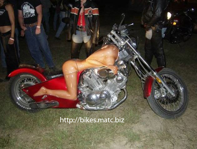 Femme moto en levrette