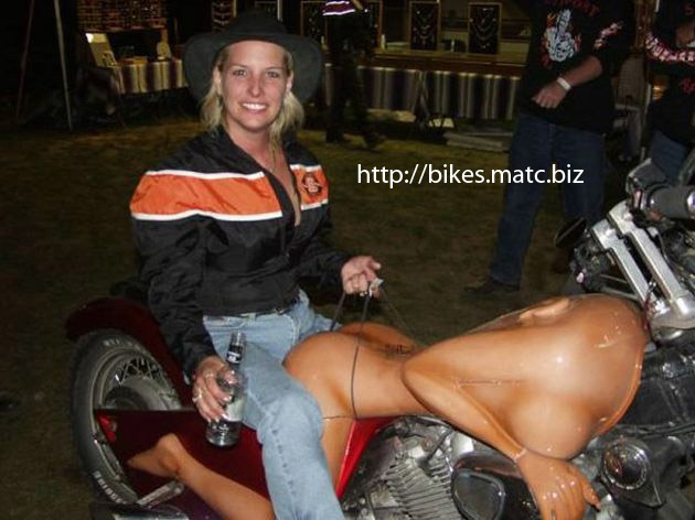 Femme moto en levrette