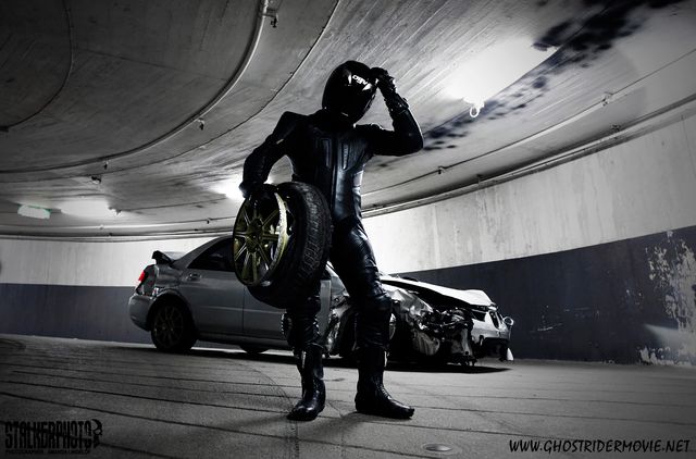 Ghost Rider avec la roue de sa Subaru crashée