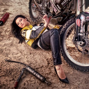 Anna Polina allongée sous la moto