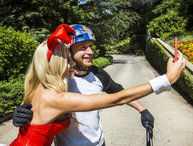 Danny MacAskill Playboy Mansion selfie avec une pin'up