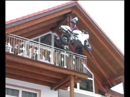 Monter des escaliers en moto sportive