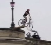 Davidatahit saute en velib dans la Seine