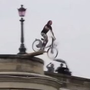 Davidatahit saute en velib dans la Seine