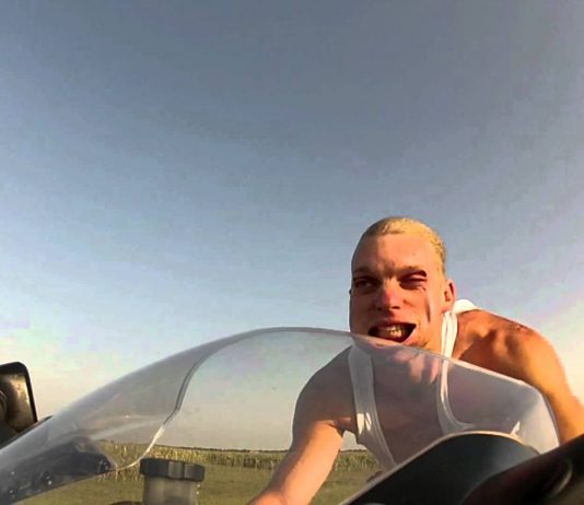 Faire la grimace en roulant à 250 sans casque