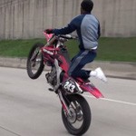 wheeling moto cross en ville
