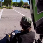 motard aide un handicapé