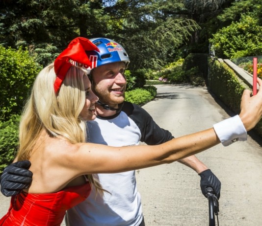 Danny MacAskill Playboy Mansion selfie avec une pin'up