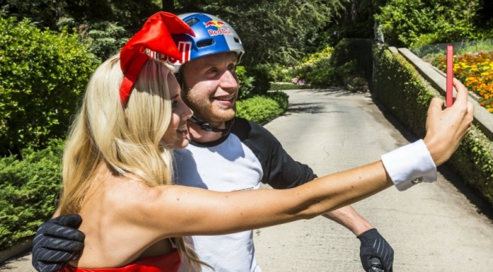 Danny MacAskill Playboy Mansion selfie avec une pin'up