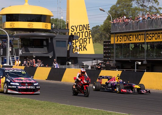 Moto VS SuperCar VS F1 ! Moto VS F1 VS SuperCar