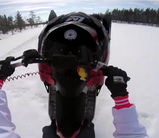 Wheeling en moto neige wheeling motoneige