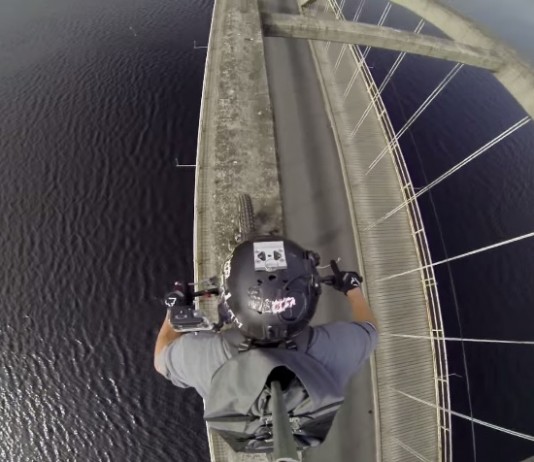 Rouler sur l’arche d’un pont en trial rouler sur l'arche d'un pont en trial