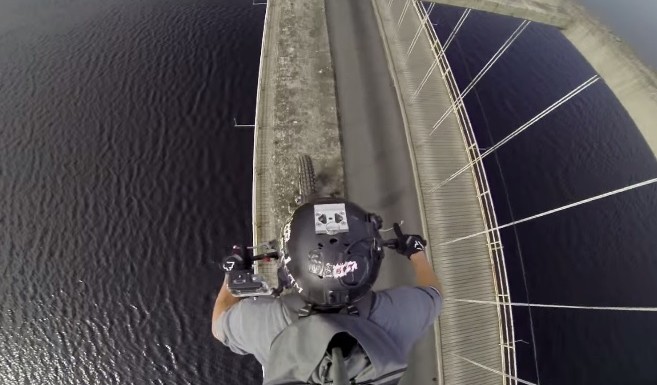 rouler sur l'arche d'un pont en trial