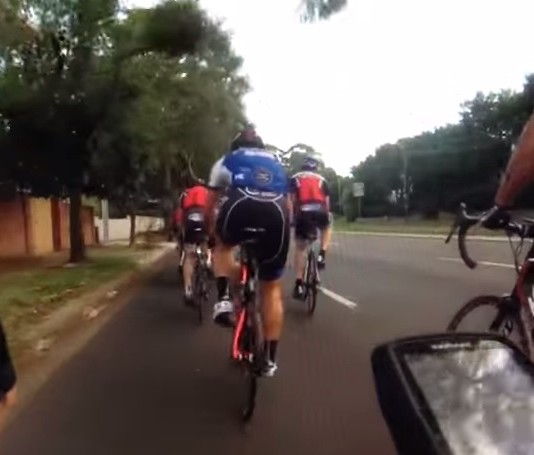 Des cyclistes se prennent une branche d’arbre sur la tête cycliste vs arbre