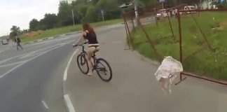 une cycliste perd sa jupe
