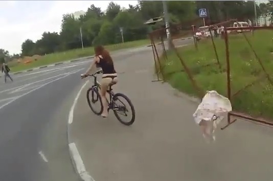 une cycliste perd sa jupe