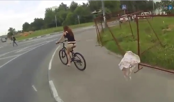 une cycliste perd sa jupe