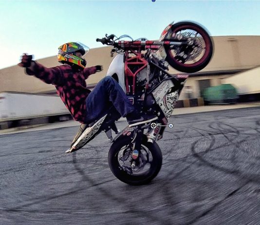 Mr Steele percute le stunter Aaron Twite dans la tête avec son drone ! drone et moto