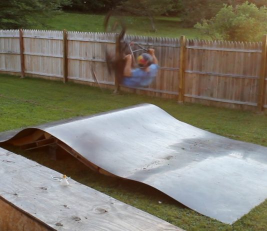 Fakie to Frontflip sur un kicker en BMX !