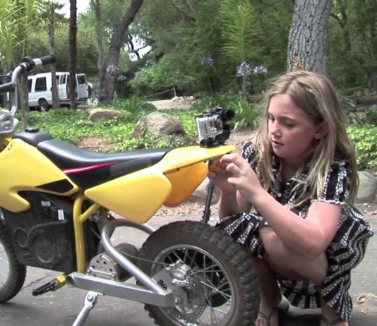 Arracher une dent de lait avec une moto