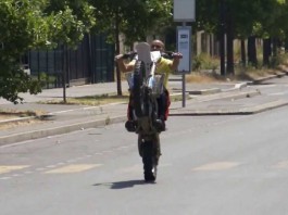 Des gendarmes tentent d’arrêter des jeunes en motocross