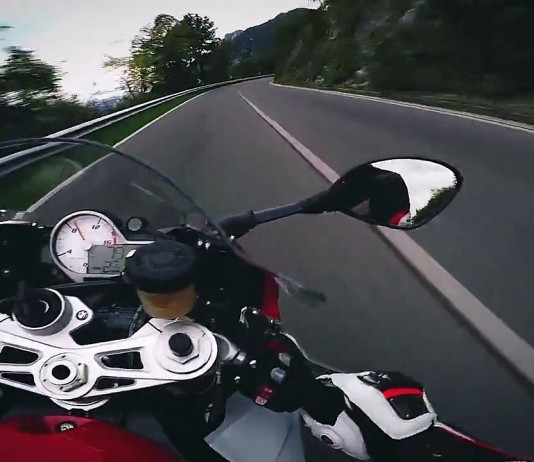 Grosse attaque sur route de montagne en BMW S1000RR
