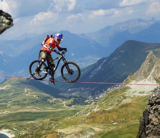 Kenny Belaey fait du VTT sur une slackline