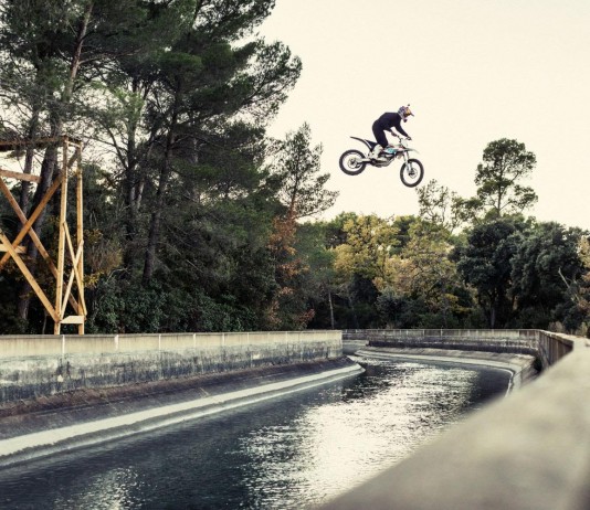 Le premier backflip en moto électrique ! backflip moto électrique