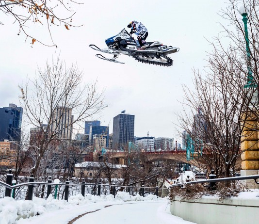 Levi LaVallee en motoneige dans la ville de Saint Paul (Minnesota)
