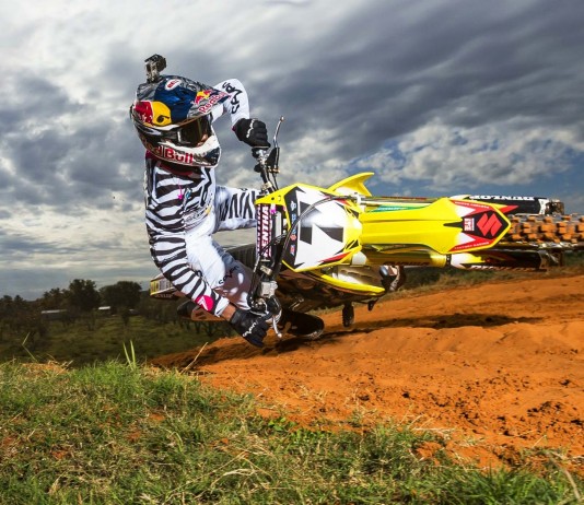 Motocross : comment prendre un virage en sautant