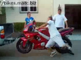 Régis veut charger sa moto dans son pickup